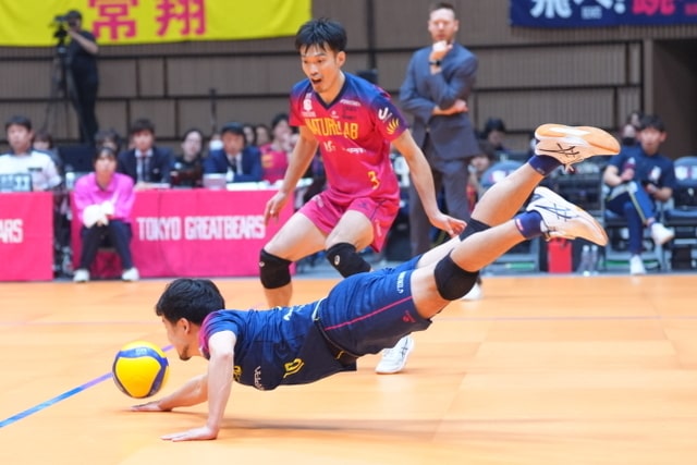 What is volleyball digging? Explain the meaning (Is it a little different from receive?)