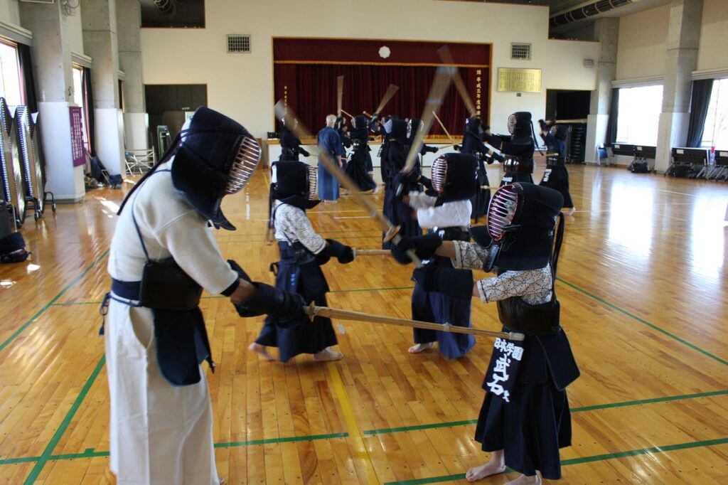 Strengthening the basics of Kendo: A training method that combines practice swings and muscle training