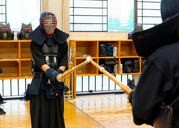 Basics of Kendo: The correct form of Chudan stance and its importance